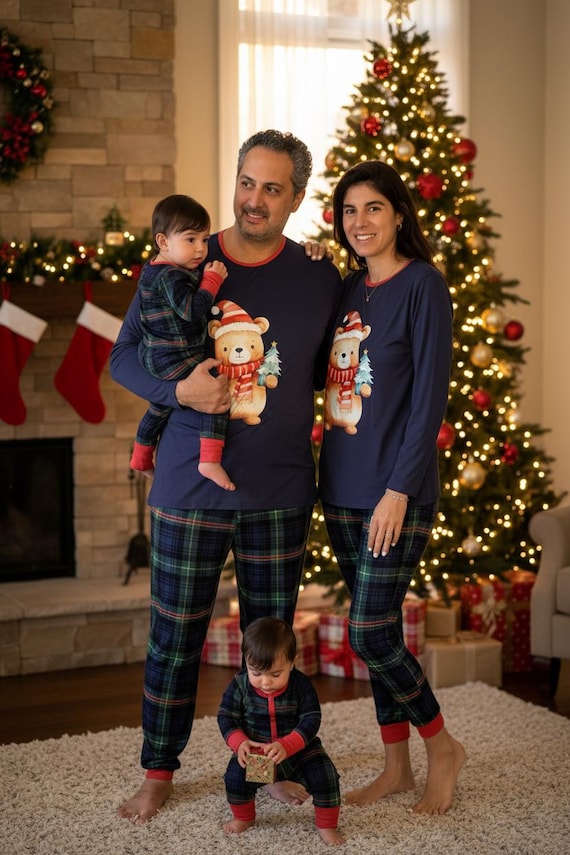 bamboe-pyjama-820ucv-1.jpg Bijpassende bamboe pyjama, familie kerstpyjama, bijpassende pyjama stel, kerstcadeau Etsy Nederland - Afbeelding 1