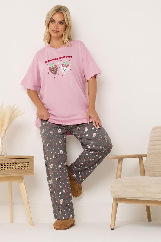 cute-pyjama-703qyv-1.jpg YOURS Plus Size Roze Berry Sweet Pyjamaset met Wijde Pijpen | Yours Clothing - Afbeelding 1