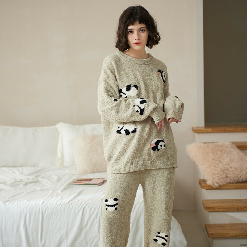 fluffy-pyjama-dames-090ahh-1.jpg Pandafleece pyjama voor dames Fuzzy pyjamaset met pandaprints - Afbeelding 1