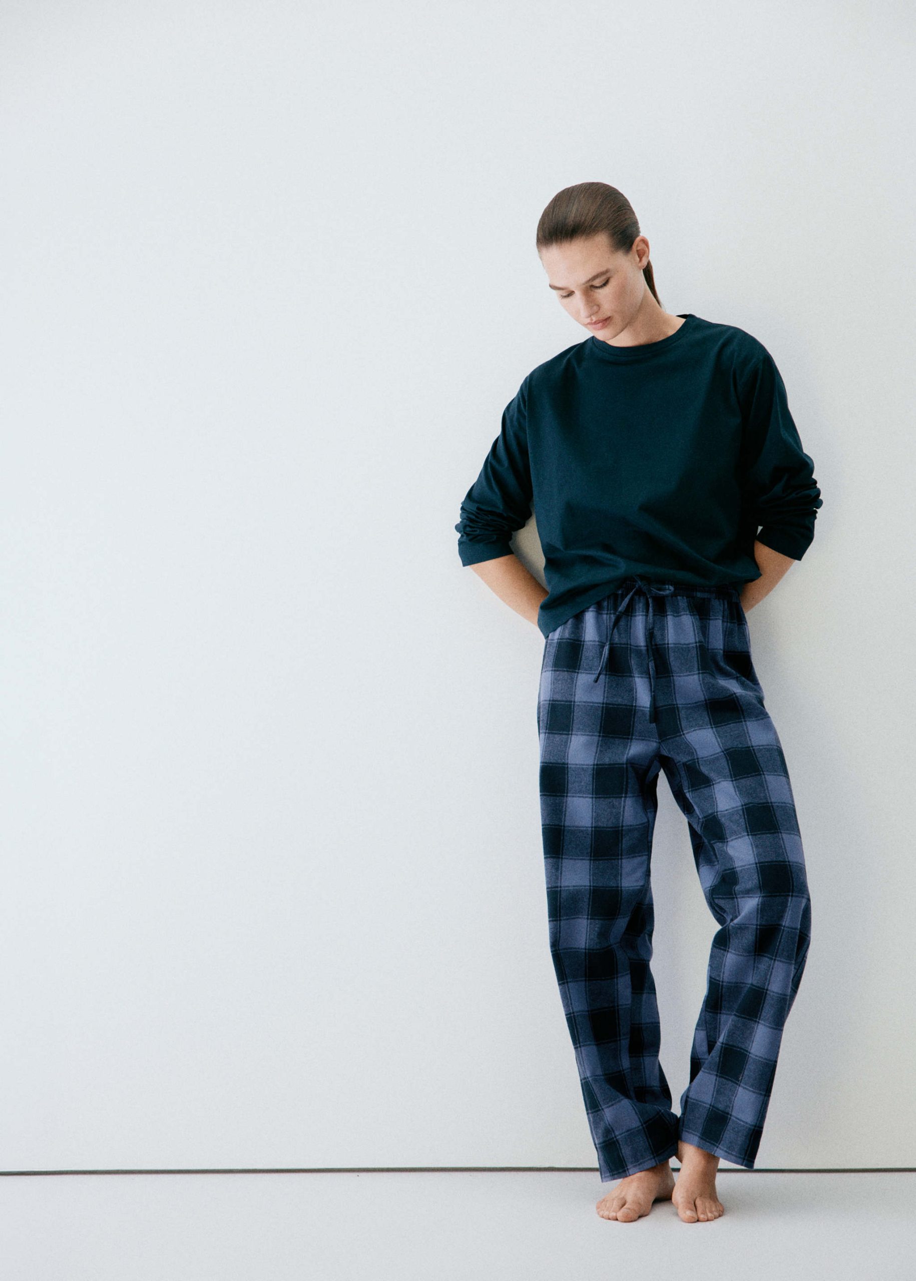 geruite-pyjama-dames-771sne-1.jpg Tweedelige geruite flanellen pyjama Dames | MANGO Nederland - Afbeelding 1