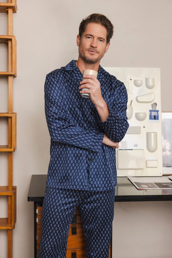 heren-pyjama-met-knopen-982klq-1.jpg Satijnen pyjama heren Knoopsluiting Doorknoop pyjama met lange mouwen 48 Blauw | bol - Afbeelding 1