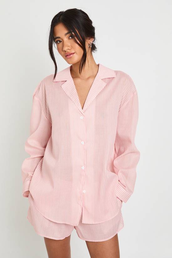 katoenen-pyjama-661qqg-1.jpg Pink Katoenen Krijtstreep Oversized Pyjama Set Met Shirt Met Lange Mouwen & Short | Boohoo NL - Afbeelding 1