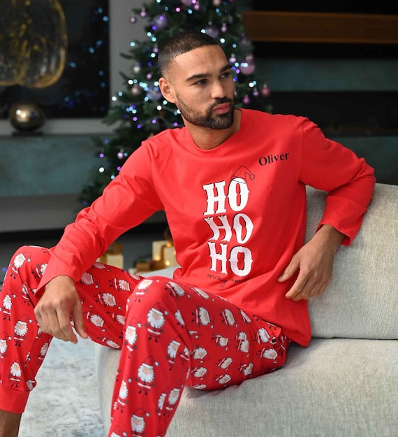 kerst-pyjamabroek-172iiv-1.jpg Gepersonaliseerde kerst HOHOHO pyjama voor koppels Etsy Nederland - Afbeelding 1