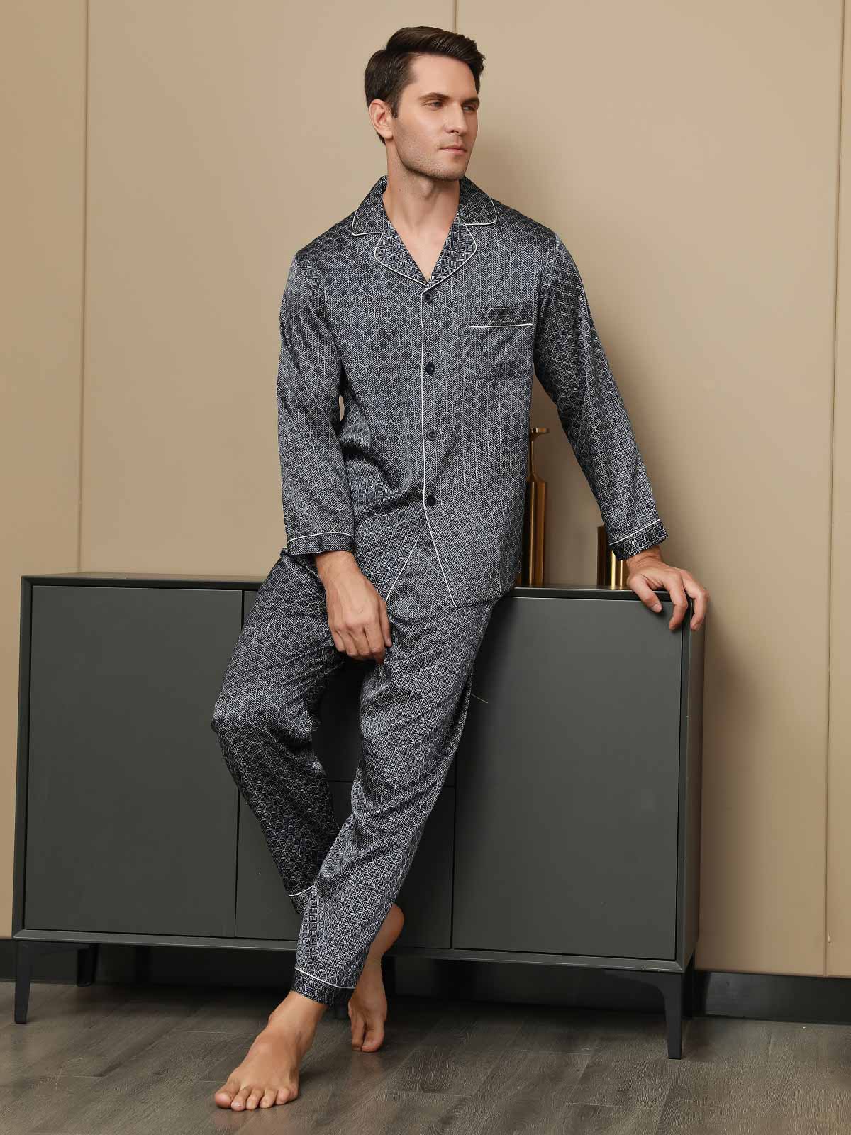 luxe-pyjama-heren-785tbi-1.jpg Heren Pyjamaset Van Pure Zijde Met Marineblauwe Ginkgo Print En Lange – NL SILKSILKY - Afbeelding 1