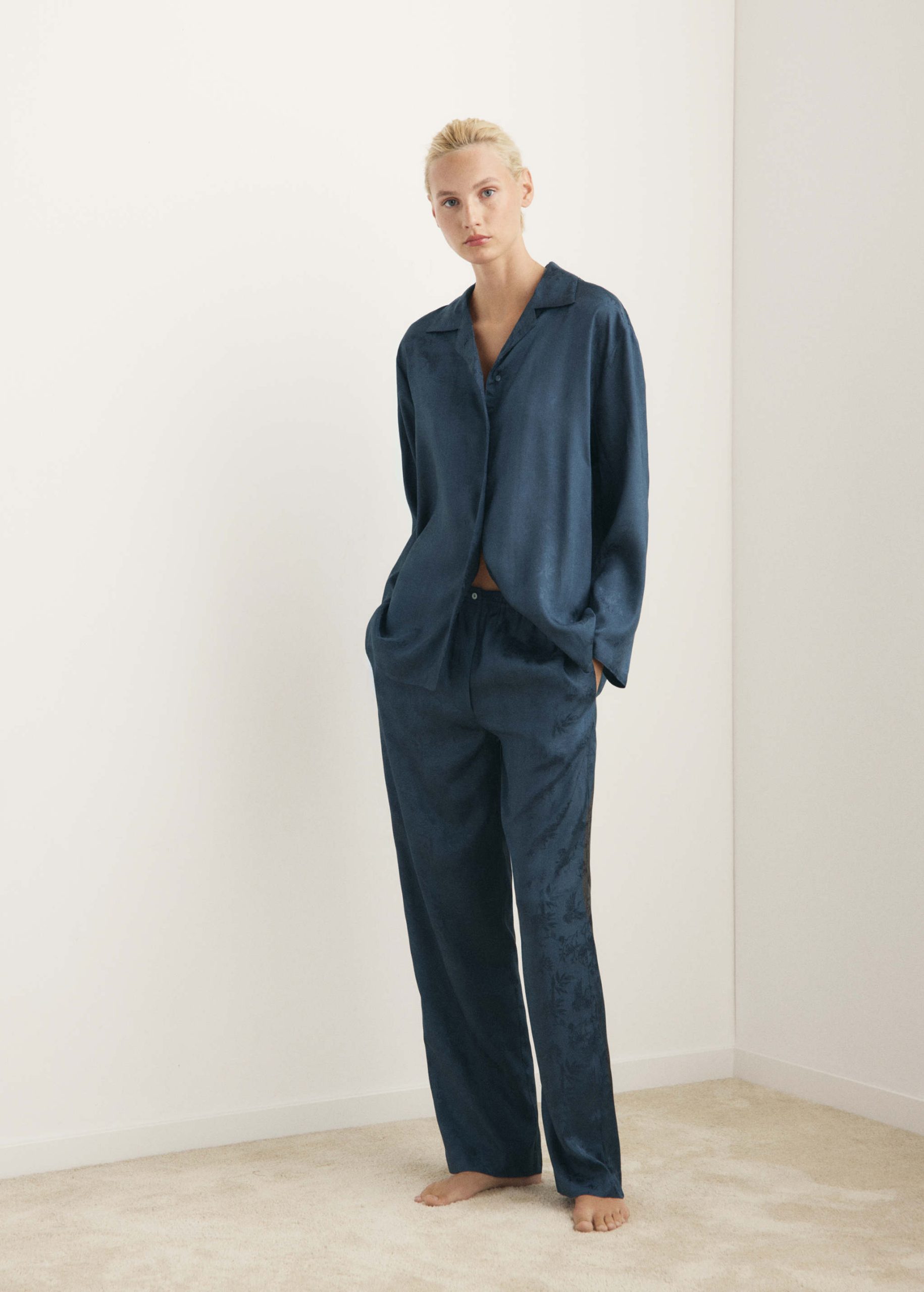 mango-pyjama-842xml-1.jpg Jacquard satijnen pyjamajasje Dames | MANGO OUTLET Nederland - Afbeelding 1