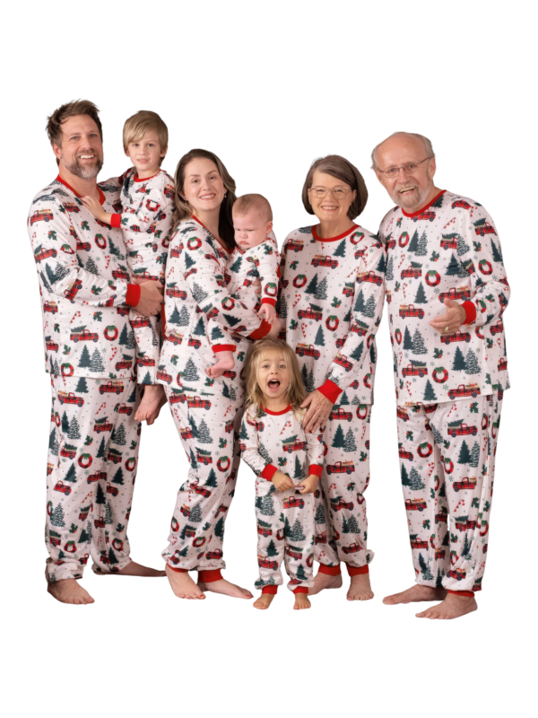 matching-pyjama-gezin-331bgc.png Schitterende witte pyjama met kerstbomen en rode vrachtwagenmotieven voor het hele gezin The Christmas Fabric - Afbeelding 1