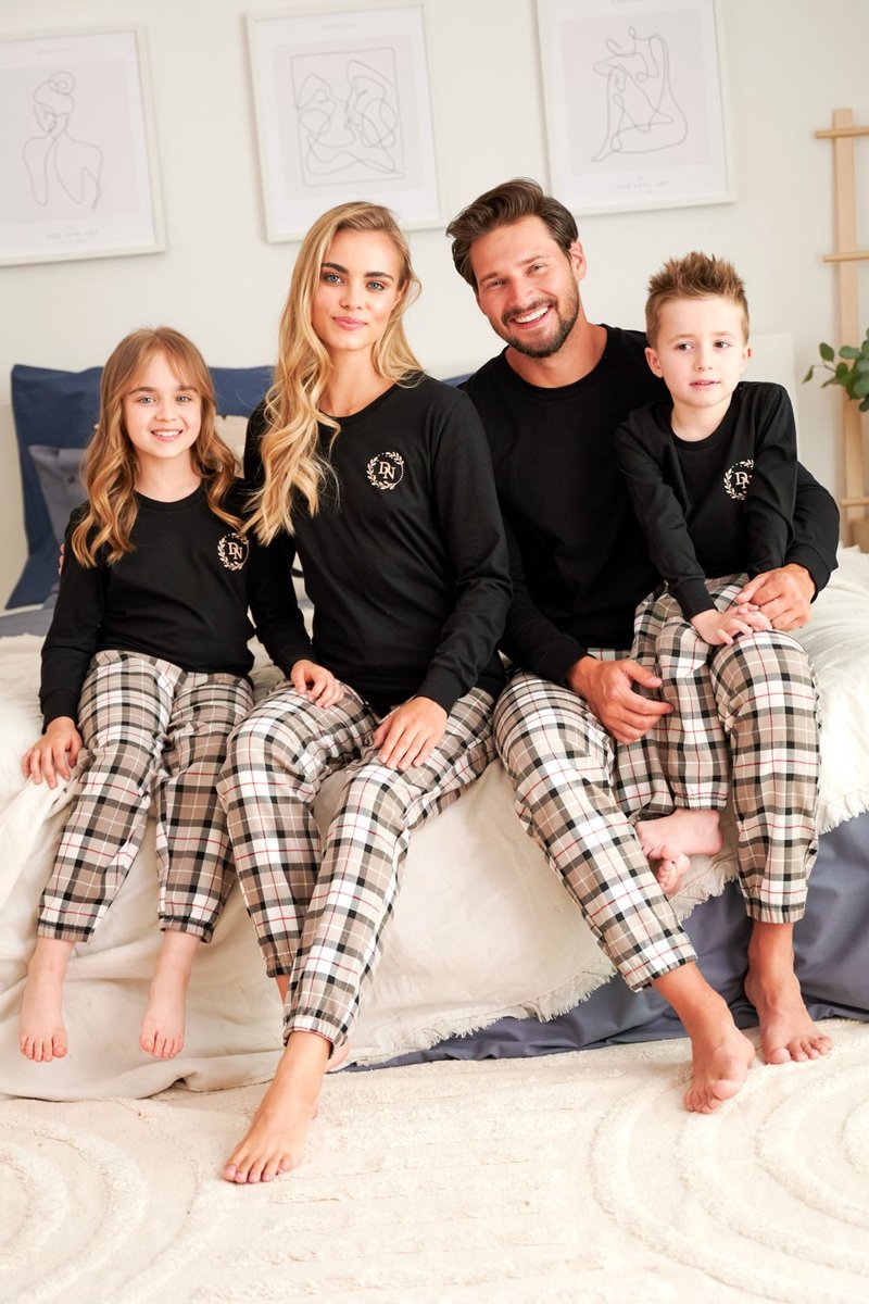 matching-pyjama-gezin-503sep-1.jpg Doctor Nap Matching Pyjama Gezin Dames lange mouw broek Katoen viscose | bol - Afbeelding 1