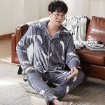 Winterpyjama Voor Heren Mode Winter Heren Pyjama Pak Flanel Retro Revers Grijze Veren Afdrukken Lange Mouwen Dikke Warme Pyjama Zachte Broek Casual Homewear Tweedelig Kerstcadeau, Grijs, Xl : Amazon.nl: Kleding, schoenen