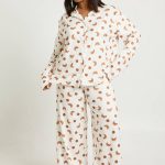 Cream Plus Croissant Print Lange Mouw Shirt & Broek Pyjama Set | Boohoo NL