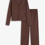 Geribde pyjama met knoopsluiting donkerbruin • Prijs € 24,99 • bonprix online shop