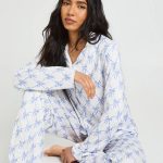 Baby Blue Tall Strikprint Pyjama Set met Lange Mouwen Top & Broek | Boohoo NL