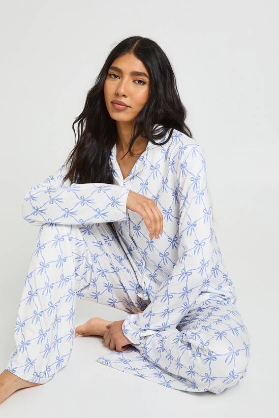 pyjama-tall-404nxc-1.jpg Baby Blue Tall Strikprint Pyjama Set met Lange Mouwen Top & Broek | Boohoo NL - Afbeelding 1