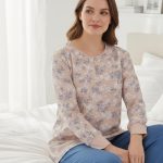 Tenderness Dames Pyjama Lange Mouwen Top met Allover Print Beige Maat S