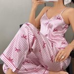 Dream Adore Dames roze satijnen gestreepte strikprint mouwloze spaghettibandjes lange pyjama babydoll lingerie pyjama dames zomer sets | SHEIN Nederland