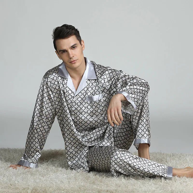 satijnen-heren-pyjama-675xgk-1.jpg Pyjamaset voor heren in grote maten 2 delige set met lange mouwen van zijdesatijn SaneShoppe - Afbeelding 1