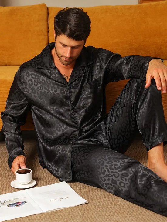 satijnen-heren-pyjama-928oli-1.jpg pyjama satijn heren nachtkleding zwart luipaard goedkoop huispak comfort mannen glans... | bol - Afbeelding 1