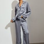 Deze satijnen pyjama van H&M oogt luxe maar kost maar €35