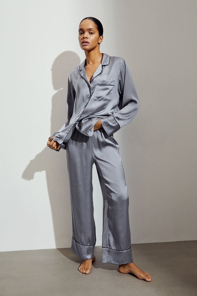satijnen-pyjama-hema-132hgm-1.jpg Deze satijnen pyjama van H&M oogt luxe maar kost maar €35 - Afbeelding 1