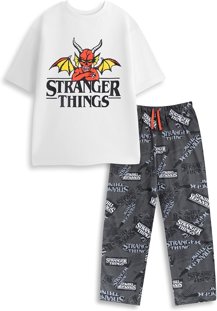 stranger-things-pyjama-269tfk-1.jpg Stranger Things Mens White Logo Short Sleeve Long Leg Pyjama Set | Retro Nightwear for Sleeping & Lounging at Amazon Men's Clothing store - Afbeelding 1