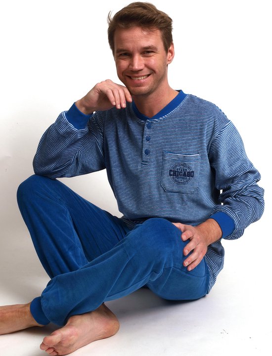 velours-pyjama-heren-660ppo-1.jpg Velours heren pyjama. Let op: Grijs gestreept jasje en Grijze broek. Outfitter M | bol - Afbeelding 1