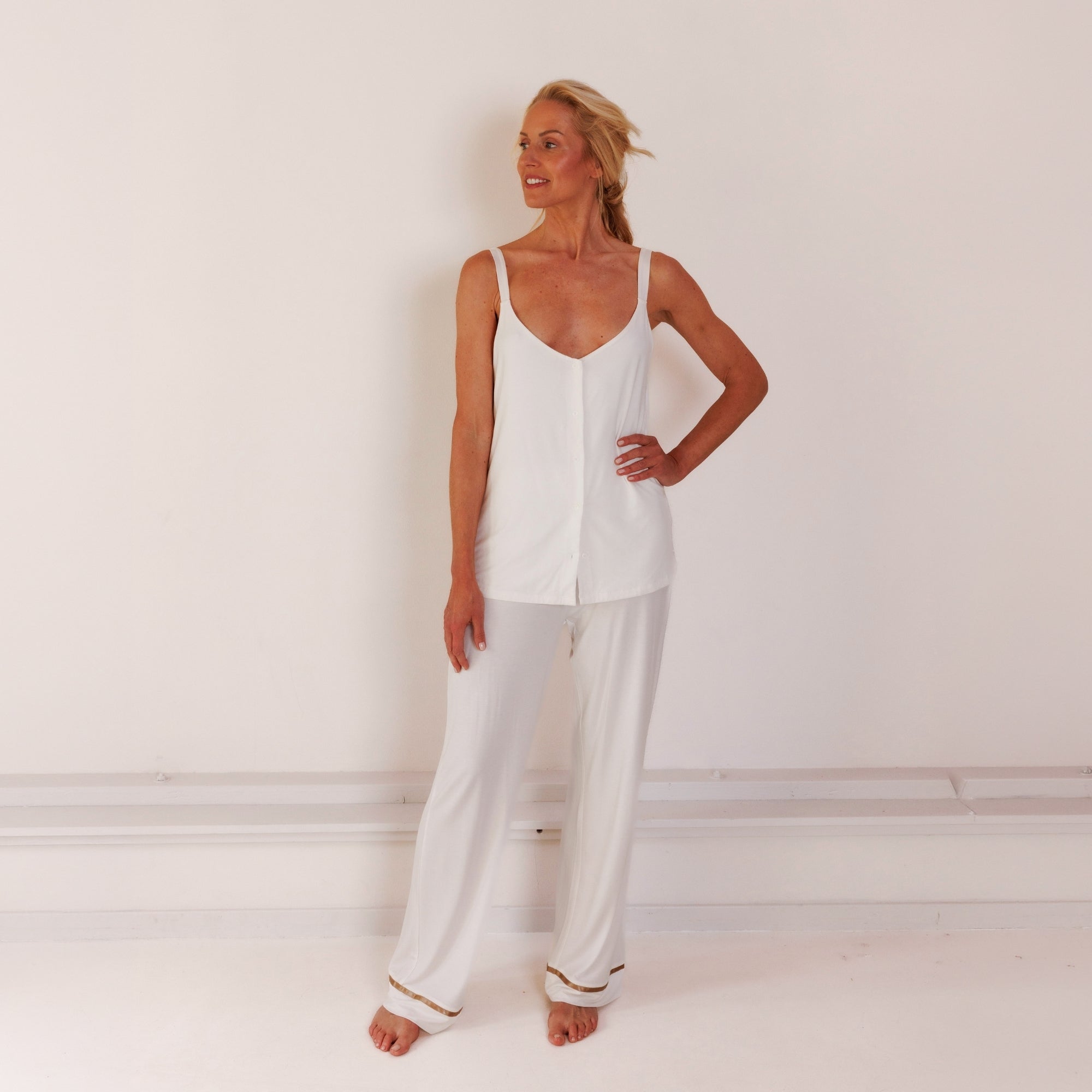 witte-pyjama-dames-080qqa-1.jpg TENCEL™ Pyjama Set Top & Broek Dames Off White – Coco & Cici - Afbeelding 1