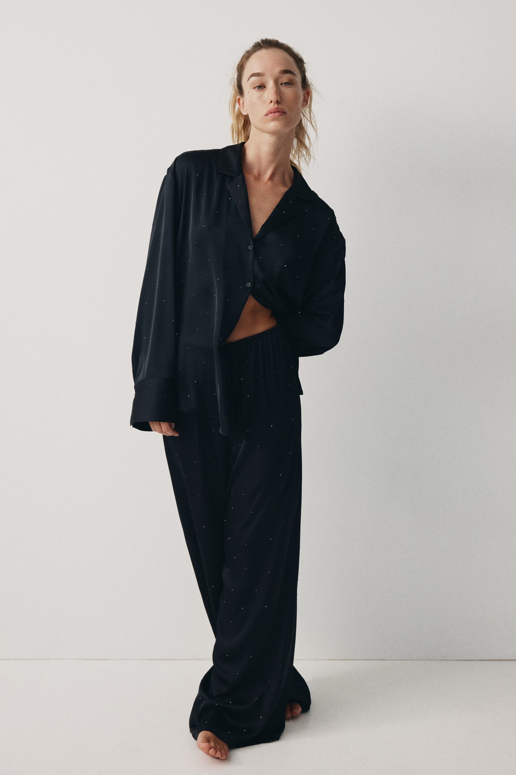zwarte-pyjama-dames-836mmt-1.jpg Satijnen pyjamabroek met decoraties Zwart DAMES | H&M NL - Afbeelding 1